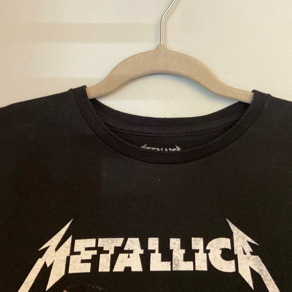 ⭐️ Metallic 2017 World Tour Graphic Band Tee Crew neck T-shirt size medium - Picture 3 of 9